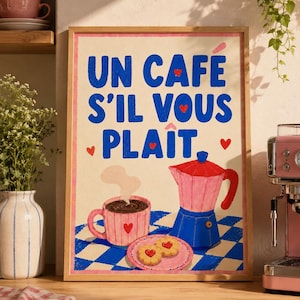 Peut inclure: Une affiche encadrée avec le texte bleu UN CAFE S'IL VOUS PLAIT, une tasse à café rose avec de la vapeur, une cafetière italienne rouge et bleue, et deux biscuits avec des cœurs rouges sur un fond à carreaux bleus et blancs.