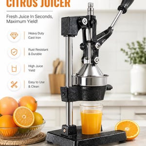 Könnte beinhalten: Manuelle Zitruspresse mit schwarzem Gusseisenrahmen und Edelstahl-Reibahle. Das Bild zeigt die Saftpresse mit einem Glas frischem Orangensaft, Orangen und Zitronen. Der Text lautet "Fresh Juice In Seconds, Maximum Yield!"