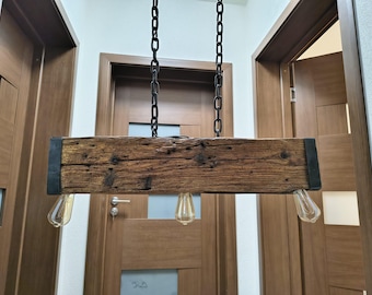 Lampada artigianale realizzata con legno di recupero di oltre 100 anni.