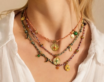 Collar Boho Charm, collar con colgante de cordón trenzado colorido con dijes celestiales, joyería de acero inoxidable con revestimiento PVD de oro de 18 quilates para superponer.