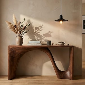 Mesa consola moderna y escultural de madera maciza para recibidor | Diseño minimalista orgánico | Muebles de recibidor Japandi