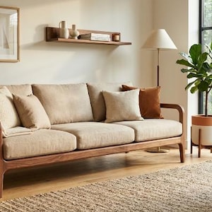 Sofá de madera artesanal con cojines beige | Sofá moderno con estructura de nogal | Sofá minimalista para salón | Muebles artesanales de estilo escandinavo