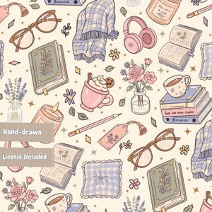 Puede incluir: Un patrón con ilustraciones de libros, gafas marrones, auriculares rosas, una manta a cuadros, una taza con nata, una vela con 'Slow down & read', un lápiz, una etiqueta floral, un jarrón con rosas, lavanda y un cojín de cuadros azules.
