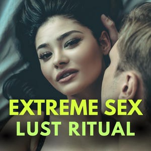 Op de afbeelding: Een close-up portret van twee personen met donker en licht haar, met de vette gele tekst EXTREME SEX LUST RITUAL over het onderste deel van de afbeelding. De personen bevinden zich dicht bij elkaar in een zachte, zwak verlichte omgeving.