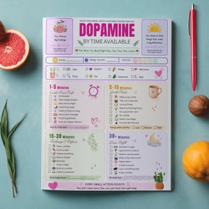 Op de afbeelding: Een witte papieren planner getiteld Dopamine By Time Available met secties voor 1-5, 5-15, 15-30 en 30+ minuten. De planner bevat kleurrijke iconen, selectievakjes en tekstprompts voor het bijhouden van stemmingen en dagelijkse activiteiten.