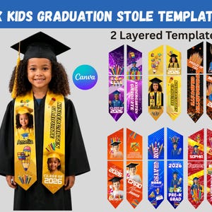 Può includere: Un bambino indossa una toga e un cappello neri, con una stola gialla con foto, testo e illustrazioni. La stola dice "Kindergarten Graduate" e "Class of 2026". L'immagine mostra anche esempi di modelli di stole per la laurea.