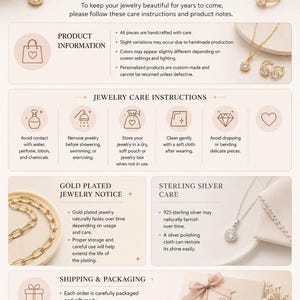 K&ouml;nnte beinhalten: Eine beige Informationskarte mit dem Titel JEWELRY CARE & PRODUCT NOTICE mit goldfarbenem Text und Symbolen. Sie enth&auml;lt Abschnitte zu Produktinformationen, Pflegehinweisen, Gold- und Silberpflege, Versand sowie eine Dankesnotiz.
