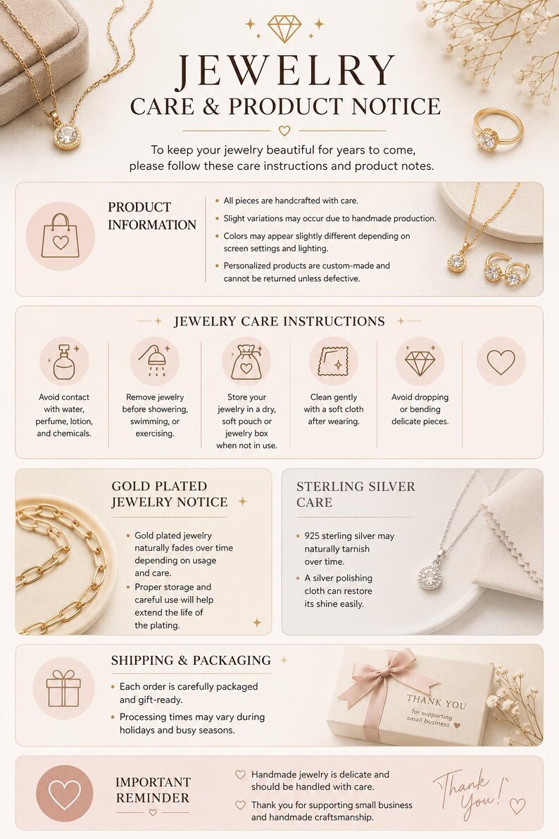 K&ouml;nnte beinhalten: Eine beige Informationskarte mit dem Titel JEWELRY CARE & PRODUCT NOTICE mit goldfarbenem Text und Symbolen. Sie enth&auml;lt Abschnitte zu Produktinformationen, Pflegehinweisen, Gold- und Silberpflege, Versand sowie eine Dankesnotiz.