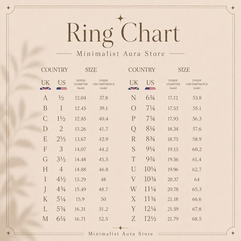 K&ouml;nnte beinhalten: Eine beige Ringgr&ouml;&szlig;entabelle mit dem Titel Ring Chart Minimalist Aura Store. Die Tabelle zeigt zwei Spalten mit britischen und US-Ringgr&ouml;&szlig;en sowie die entsprechenden Innendurchmesser und Umf&auml;nge in Millimetern von Gr&ouml;&szlig;e A bis Z.