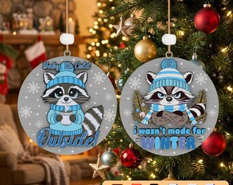 Wasbeer ornament SVG lasergesneden bestand | Leuke winterkerst DXF | Grappig vakantieornament Glowforge | Baby, het is koud buiten Vectorplan AI