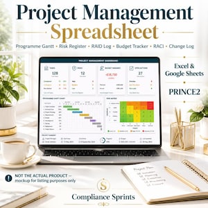 Puede incluir: Una pantalla de portátil que muestra un panel de hoja de cálculo de gestión de proyectos con gráfico de Gantt, matriz de riesgos y seguimiento presupuestario. El texto incluye Project Management Spreadsheet, Excel & Google Sheets, PRINCE2 y Compliance Sprints.
