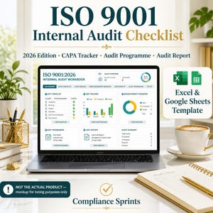 Può includere: Uno schermo di computer portatile mostra una cartella di lavoro ISO 9001 Internal Audit Checklist 2026 Edition con dashboard, tracker CAPA e rapporto di audit. Un riquadro indica un modello Excel e Google Sheets. Tazza di caffè e taccuino vicini.