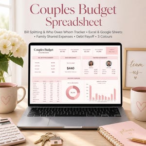 Può includere: Uno schermo di computer portatile che mostra una dashboard di foglio di calcolo per il budget di coppia con schemi di colore rosa e bianco. L'interfaccia include sezioni per la divisione delle bollette, il saldo dei debiti e riepiloghi mensili.