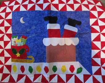 Quilt Santa Comin' Down the Chimney Wallhanging