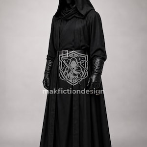 Könnte beinhalten: Ein schwarzes Kapuzengewand mit langen Ärmeln, einer Wickeloptik vorne und einem breiten Gürtel mit silberner Schnalle. Das Outfit umfasst schwarze Handschuhe und ein Wasserzeichen-Logo mit dem Text makfictiondesign auf der Brust.