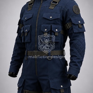 Op de afbeelding: Marineblau jumpsuit met meerdere zakken, riemen en een ritssluiting aan de voorkant. Voorzien van een ronde patch op de bovenarm en een riem. De tekst "makfictiondesign" is zichtbaar op de riem.