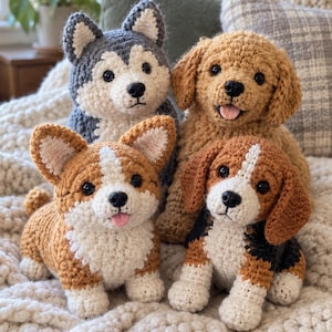Pode incluir: Quatro animais de pelúcia feitos de crochê em formato de cães. A coleção inclui um husky cinza e branco, um retriever marrom dourado, um corgi castanho e branco com uma pequena língua rosa e um beagle tricolor com pelos marrons, pretos e brancos.
