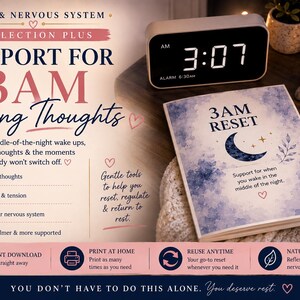 Può includere: Una stampa digitale intitolata 3AM RESET con una luna crescente e illustrazioni botaniche su sfondo acquerello. Il testo recita Support for when you wake in the middle of the night. Mostrato accanto a una sveglia digitale e una penna.