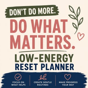 Op de afbeelding: Een planner-omslag met de tekst DON'T DO MORE. DO WHAT MATTERS. LOW-ENERGY RESET PLANNER. Daaronder staan drie iconen met tekst: een vinkje met FOCUS ON WHAT HELPS, een blaadje met CREATE GENTLE ROUTINES en een hartje met MAKE PROGRESS YOUR WAY.