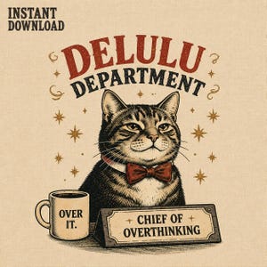 Op de afbeelding: Een vintage-stijl illustratie met een tabby kat met een vlinderdas en een naambordje met de tekst "Chief of Overthinking". De afbeelding bevat de tekst "DELULU DEPARTMENT" en een koffiemok met "OVER IT".