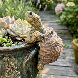 Simpatico nano pescatore da appendere al vaso, mini gnomo in resina per decorazione da giardino, statuetta per piante grasse, regalo per gli amanti delle piante.
