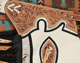 ホワイトレザーショーチャップス｜メタリックシルバーの稲妻模様入りチャップス（ブラックフリンジ付き）｜プロロデオアリーナチャップス