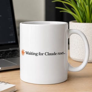 Op de afbeelding: Een witte keramische mok met een oranje stervormig icoon gevolgd door de zwarte tekst "Waiting for Claude reset..." aan de zijkant. De mok heeft een standaard cilindrische vorm met een gebogen handvat aan de rechterkant voor een goede grip.