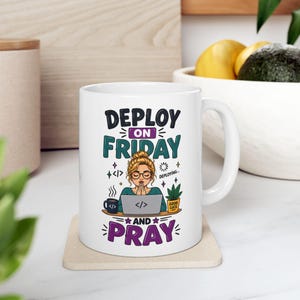 Mok met de tekst "Deploy On Friday And Pray", grappig cadeau voor programmeurs, mok voor softwareontwikkelaars, koffiemok voor codeerders, cadeau voor IT-ingenieurs, mok voor op kantoor in de techsector