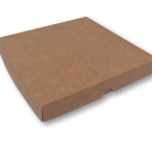 Könnte beinhalten: Eine quadratische, flache braune Pappschachtel mit einer glatten, matten Oberfläche. Die Schachtel hat eine einfache, gefaltete Konstruktion mit einem kleinen, halbkreisförmigen Ausschnitt an der Vorderkante, der das Öffnen des Deckels erleichtert.
