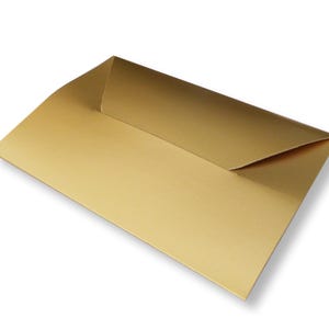 Könnte beinhalten: Ein rechteckiger Umschlag mit metallisch goldener Oberfläche und einer glatten, matten Textur. Der Umschlag verfügt über ein klassisches, spitz zulaufendes Klappendesign, das nach unten gefaltet ist und ein sauberes Erscheinungsbild bietet.
