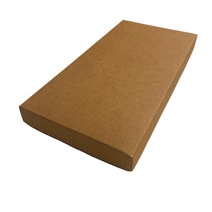 Könnte beinhalten: Eine rechteckige Schachtel mit einer glatten, hellbraunen, matten Oberfläche. Die Schachtel zeichnet sich durch ein schlichtes, klares Design mit scharfen Kanten und einer flachen Oberseite aus, dargestellt aus der Vogelperspektive.