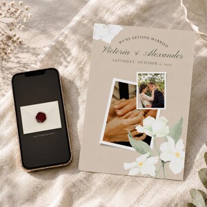 Può includere: Un invito di nozze rettangolare su sfondo beige con illustrazioni floreali bianche, due foto di una coppia e il testo: WE'RE GETTING MARRIED, Victoria & Alexander, SATURDAY, OCTOBER 2, 2027. Uno smartphone mostra l'icona di una busta.