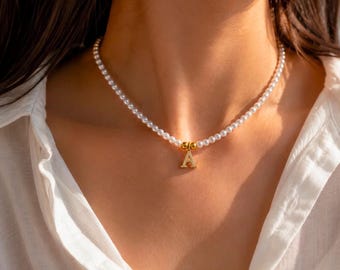 Collana con iniziale di perle, collana con lettera personalizzata, girocollo con iniziale in oro, collana girocollo di perle, regalo per damigella d'onore, regalo per lei