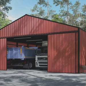Pode incluir: Um grande galpão de metal vermelho com acabamento preto e portas de correr. No interior, um caminhão basculante azul e um caminhão semi-reboque branco estão estacionados. O galpão é cercado por árvores e uma área pavimentada.