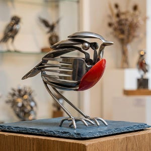 Rotkehlchen, Altmetall-Kunstskulptur, Upcycled-Silberbesteck, rustikale Gartendekoration, handgefertigtes wiederverwendetes Besteck, einzigartiges Geschenk für die Terrasse