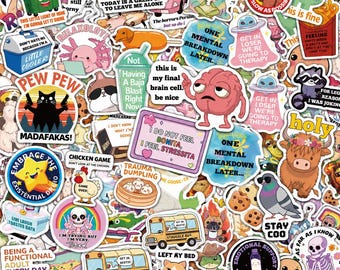 Puede incluir: Una colección de pegatinas de vinilo coloridas con varios personajes de dibujos animados, animales y frases humorísticas. Los diseños incluyen un contenedor de basura en llamas, un arcoíris, un cerebro, una paloma, un autobús escolar y esqueletos.