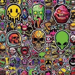 Pode incluir: Uma coleção de autocolantes de vinil variados com diversos designs gráficos, incluindo caras sorridentes amarelas a derreter, cones de gelado zombie verdes, queques cor-de-rosa com forma de cérebro, crânios e cabeças de alienígenas verdes.