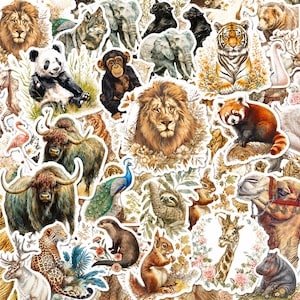 Pode incluir: Uma coleção de adesivos recortados com vários animais, incluindo um leão, tigre, panda, elefante, girafa, bicho-preguiça, panda-vermelho e pavão, cada um ilustrado com texturas detalhadas de pelo ou penas e elementos florais.