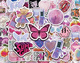 Può includere: Una collezione di adesivi a tema Y2K con una farfalla rosa, un orsacchiotto in tutù, telefoni a conchiglia, palle da discoteca, cuori, ciliegie e testi tra cui Super Girl e MTV, disposti in un collage denso e sovrapposto di rosa e viola.