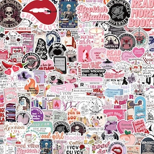 Può includere: Una collezione di numerosi adesivi con illustrazioni a tema librario, tavolozze di colori rosa e nero e varie frasi testuali tra cui Read More Books, Bookish Badie e Dark Romance University, disposte in un collage denso.