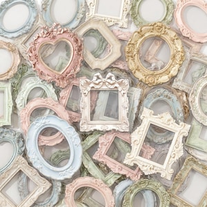 Peut inclure: Une collection de cadres photo ornés dans diverses couleurs pastel, notamment rose, bleu, vert, crème et doré. Les cadres présentent des détails complexes de fleurs, de rubans et de volutes, de formes ovales, en cœur et rectangulaires, superposés.