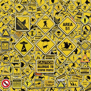 Op de afbeelding: Een verzameling gele waarschuwingsstickers met zwarte illustraties en tekst. De stickers bevatten waarschuwingen over weerwolven, Bigfoot, Area 51, draken en aliens. Andere stickers hebben zinnen als "Let op: Allergisch voor domme mensen."