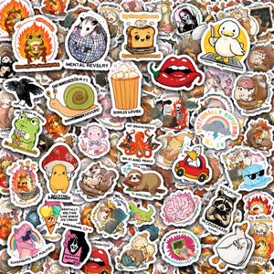 Könnte beinhalten: Eine Sammlung farbenfroher, skurriler Aufkleber mit verschiedenen Designs. Enthält ein Disco-Kugel-Opossum, eine Toastscheibe, eine Schnecke, einen Frosch, einen Pilz, ein Faultier, einen Waschbären und eine Ente. Einige Aufkleber haben Text wie "MENTAL REVELRY" und "WI-FI AND PEACE".