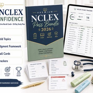 Puede incluir: Un paquete de estudio NCLEX que incluye un libro azul oscuro y verde salvia titulado Premium NCLEX Pass Bundle 2026, una tableta con un rastreador de estudio, tarjetas de estudio, un estetoscopio, un cuaderno y bolígrafos sobre una superficie blanca.