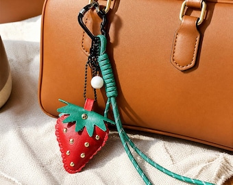 Handgemachte bunte Leder Erdbeere Taschenanhänger, niedliche Handtasche Schlüsselanhänger, personalisierte Geldbörse Zubehör, benutzerdefinierte Rucksack Dekor, Geschenk für sie ihn