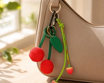 Leder Rot Erdbeer Taschenanhänger, Obst Schlüsselanhänger, Handgefertigter Rucksack Dekor, Back-to-School oder Freundschaftsgeschenke und Geschenk für Mütter