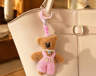 手編みのクマのバッグチャーム、パーソナライズされたクマのハンドバッグキーホルダー、財布アクセサリー、バックパックの装飾、女性へのギフト、誕生日プレゼント、ブライズメイドギフト