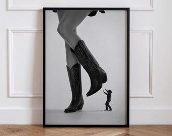 Arte mural de vaquera feminista, obra de arte del oeste con temática de empoderamiento femenino, decoración con fotografía femenina en blanco y negro.