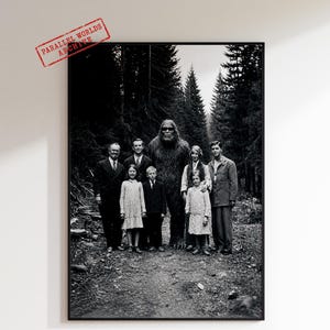 Könnte beinhalten: Ein schwarz-weiß gerahmter Druck, der eine Gruppe von Menschen zeigt, die in einem Wald mit einer großen, haarigen, zweibeinigen Kreatur posieren. Der Text "PARALLEL WORLDS ARCHIVE" ist in der oberen linken Ecke rot aufgestempelt.