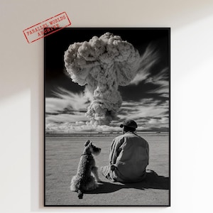 Könnte beinhalten: Schwarz-Weiß-Druck, der einen Mann und einen Hund zeigt, die auf dem Boden sitzen und eine große Atompilzwolke betrachten. Der Druck hat eine Vintage-Ästhetik, mit dem Text "PARALLEL WORLDS ARCHIVE" in einem roten Stempel.